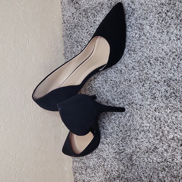 Black Pumps - Picture 2 of 3